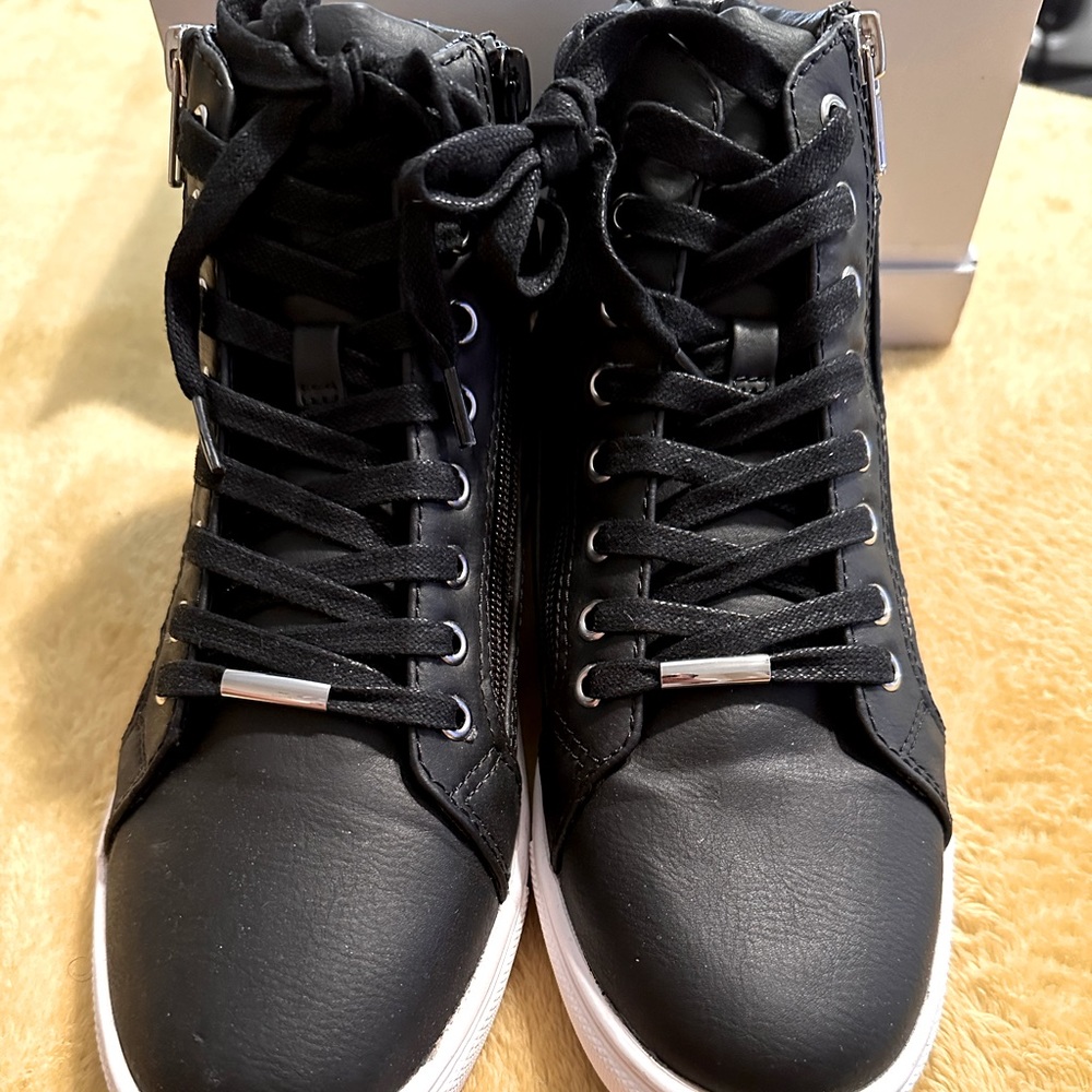 Steve Madden Women’s EIRIS BLACK  Size 7 Sneaker